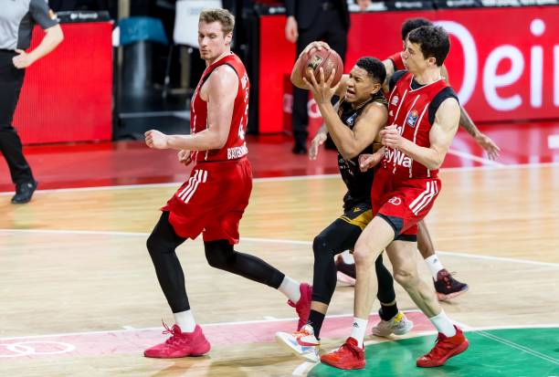 他还送出了 他还送出了